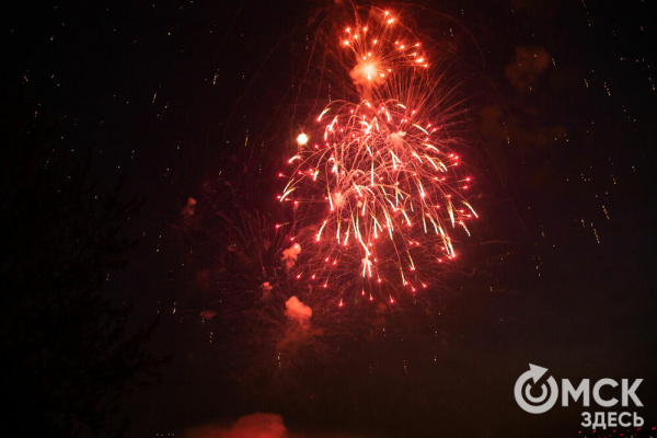 Зрителями праздничного салюта стали 80 тысяч омичей Зрителями праздничного салюта стали 80 тысяч омичей
