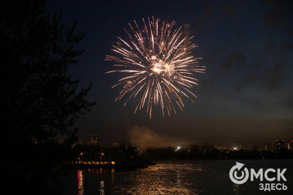 Зрителями праздничного салюта стали 80 тысяч омичей Зрителями праздничного салюта стали 80 тысяч омичей