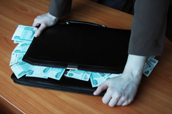 Омич попался на взятке, пытаясь вернуть свой «мерседес»
Омич попался на взятке, пытаясь вернуть свой «мерседес»