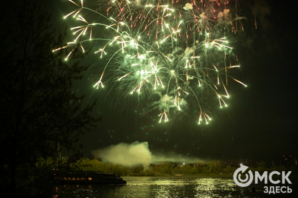 Зрителями праздничного салюта стали 80 тысяч омичей Зрителями праздничного салюта стали 80 тысяч омичей