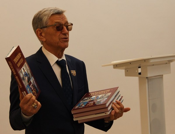 
									Знаменитый биатлонист Тихонов приехал в Омск и назвал Байдена паралимпийцем 