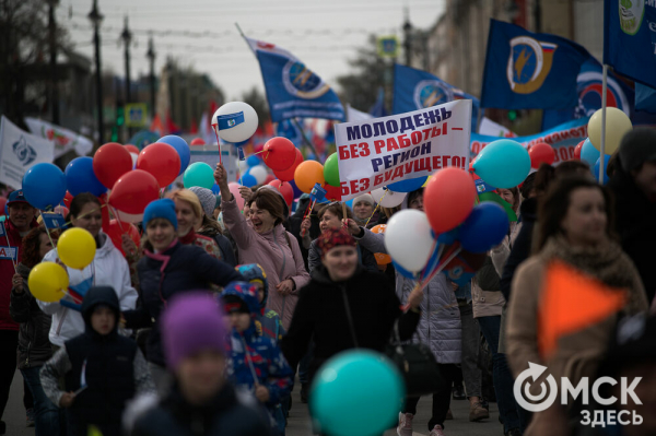 Труд, весна, песни Майданова: смотрим, как прошло в Омске первомайское шествие Труд, весна, песни Майданова: смотрим, как прошло в Омске первомайское шествие