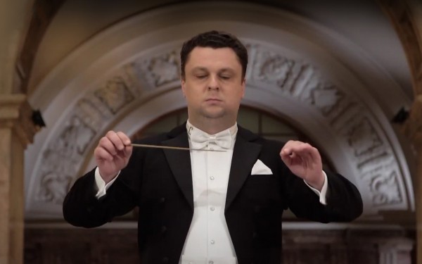 "Наша миссия - стараться излечить музыкой". Интервью с дирижёром Михаилом Голиковым