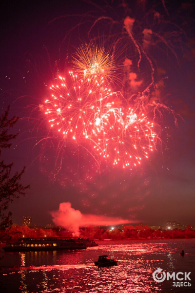 Зрителями праздничного салюта стали 80 тысяч омичей Зрителями праздничного салюта стали 80 тысяч омичей