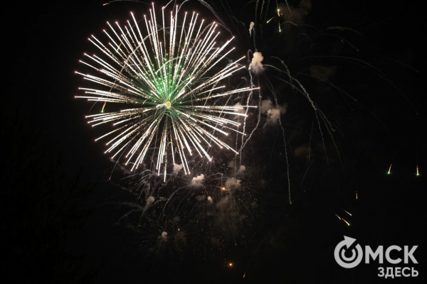 Зрителями праздничного салюта стали 80 тысяч омичей Зрителями праздничного салюта стали 80 тысяч омичей