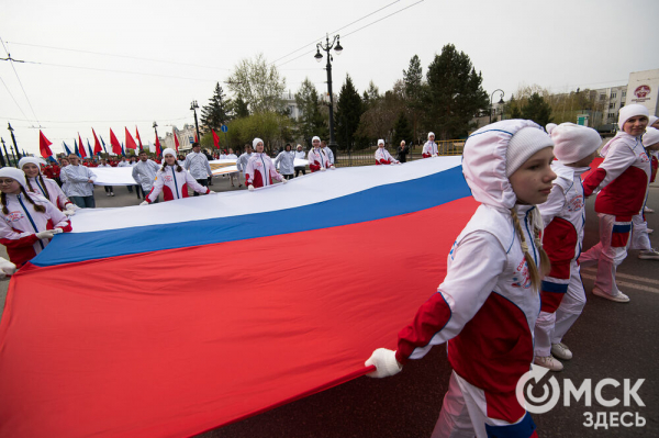 Труд, весна, песни Майданова: смотрим, как прошло в Омске первомайское шествие Труд, весна, песни Майданова: смотрим, как прошло в Омске первомайское шествие