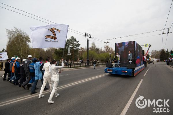 Труд, весна, песни Майданова: смотрим, как прошло в Омске первомайское шествие Труд, весна, песни Майданова: смотрим, как прошло в Омске первомайское шествие