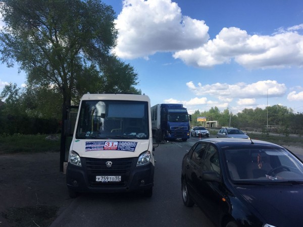 
									В Омске фура протаранила маршрутку: есть пострадавшие    [ФОТО]  