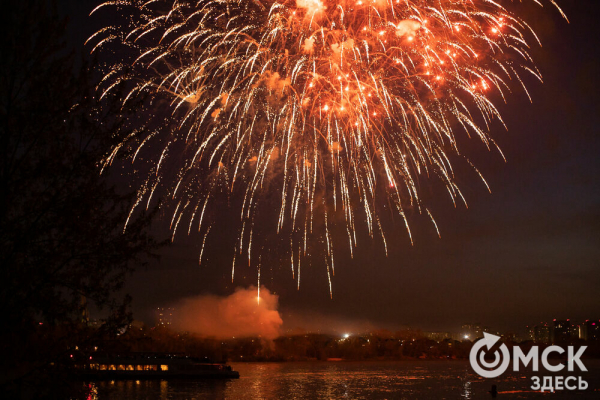 Зрителями праздничного салюта стали 80 тысяч омичей Зрителями праздничного салюта стали 80 тысяч омичей