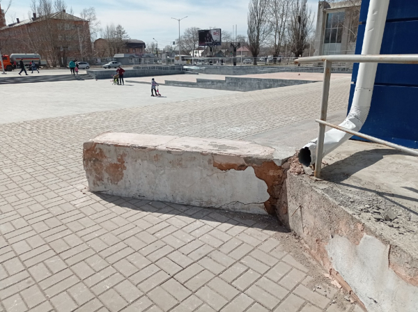 
									Торчащая арматура и провалившаяся плитка: как обновленные омские парки пережили зиму?   [ФОТО]  