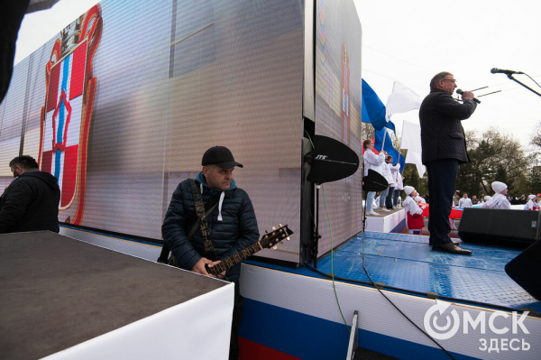 Труд, весна, песни Майданова: смотрим, как прошло в Омске первомайское шествие Труд, весна, песни Майданова: смотрим, как прошло в Омске первомайское шествие