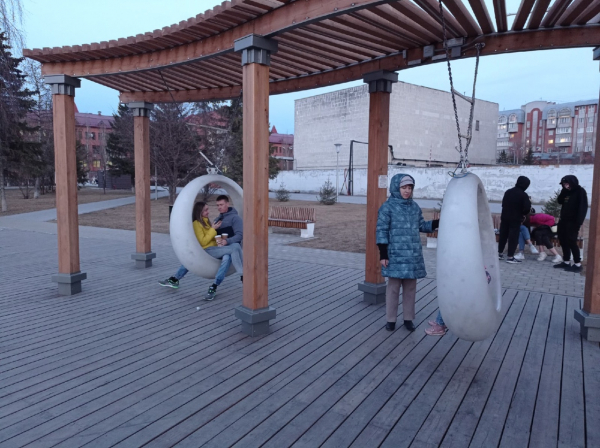 
									Торчащая арматура и провалившаяся плитка: как обновленные омские парки пережили зиму?   [ФОТО]  