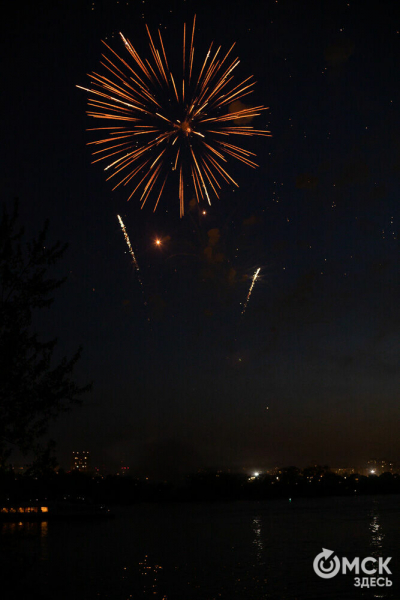 Зрителями праздничного салюта стали 80 тысяч омичей Зрителями праздничного салюта стали 80 тысяч омичей