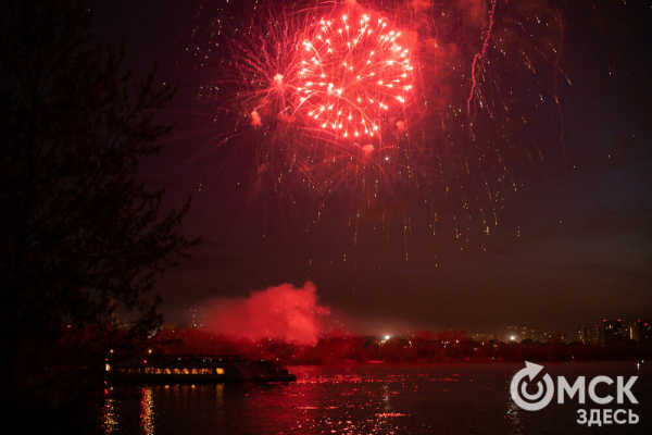 Зрителями праздничного салюта стали 80 тысяч омичей Зрителями праздничного салюта стали 80 тысяч омичей