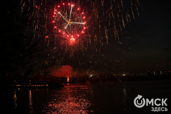 Зрителями праздничного салюта стали 80 тысяч омичей Зрителями праздничного салюта стали 80 тысяч омичей