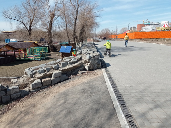 
									Торчащая арматура и провалившаяся плитка: как обновленные омские парки пережили зиму?   [ФОТО]  