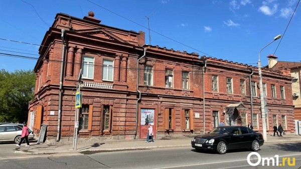 Ночью неизвестные забросали коктейлями Молотова военкомат в центре Омска