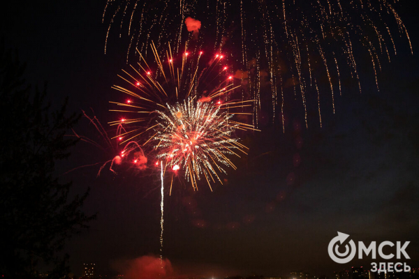 Зрителями праздничного салюта стали 80 тысяч омичей Зрителями праздничного салюта стали 80 тысяч омичей