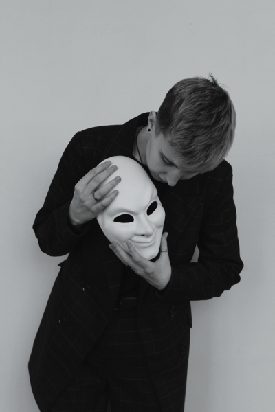 "Решила взять себя на слабо". Драматург и писатель Ли Рэй о старте в литературе  