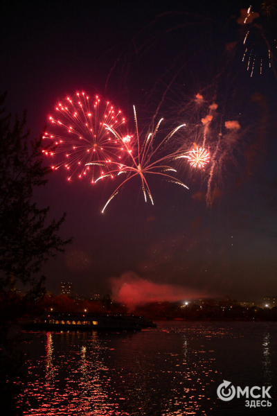Зрителями праздничного салюта стали 80 тысяч омичей Зрителями праздничного салюта стали 80 тысяч омичей