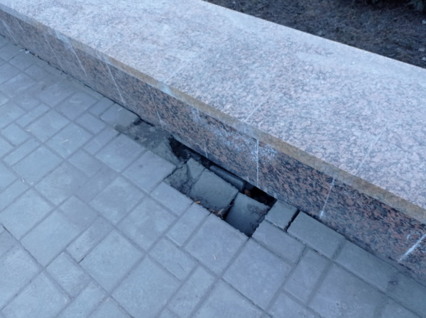 
									Торчащая арматура и провалившаяся плитка: как обновленные омские парки пережили зиму?   [ФОТО]  