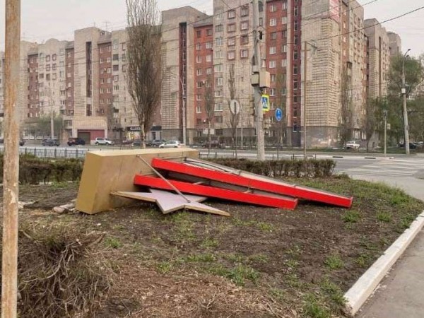 
									После урагана в Омске вкопали в землю стелу «9 Мая»    [ФОТО]  