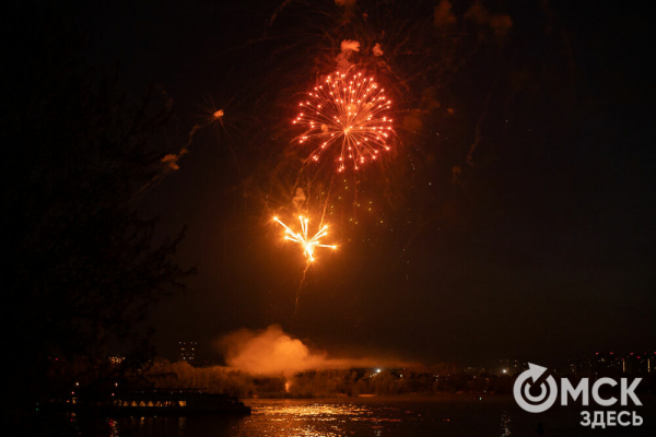 Зрителями праздничного салюта стали 80 тысяч омичей Зрителями праздничного салюта стали 80 тысяч омичей