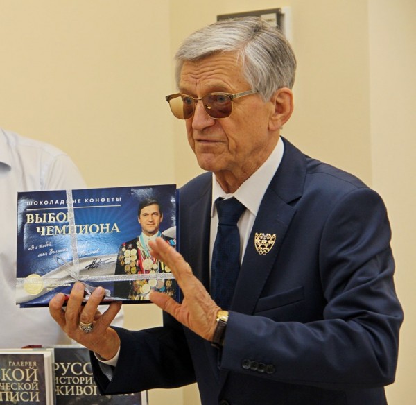 
									Знаменитый биатлонист Тихонов приехал в Омск и назвал Байдена паралимпийцем 