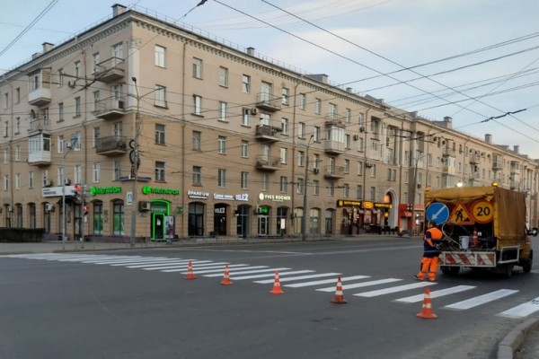 
									В Омске к праздникам обновляют дорожную разметку   [ФОТО]  