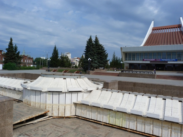 
									Торчащая арматура и провалившаяся плитка: как обновленные омские парки пережили зиму?   [ФОТО]  