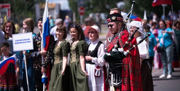 В центре Омска прошёл Парад национальностей
