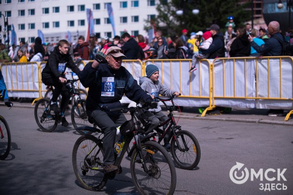 Тысячи омичей проехали по центру города на великах Тысячи омичей проехали по центру города на великах