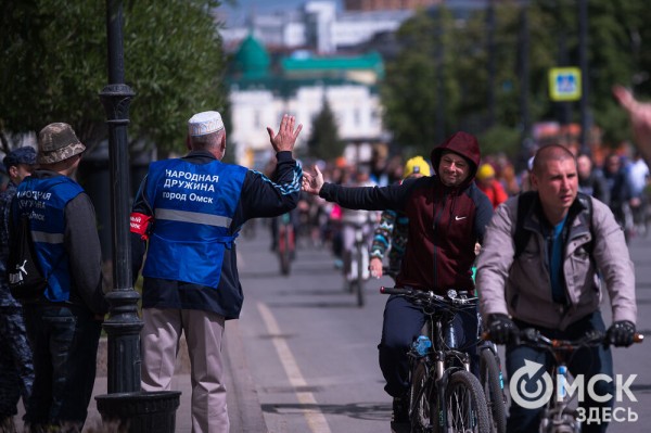 Тысячи омичей проехали по центру города на великах Тысячи омичей проехали по центру города на великах