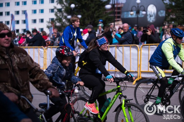 Тысячи омичей проехали по центру города на великах Тысячи омичей проехали по центру города на великах
