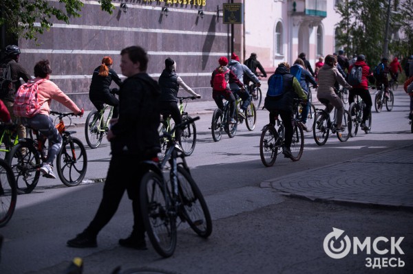 Тысячи омичей проехали по центру города на великах Тысячи омичей проехали по центру города на великах