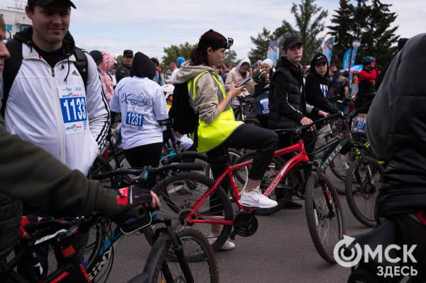 Тысячи омичей проехали по центру города на великах Тысячи омичей проехали по центру города на великах