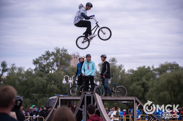 Тысячи омичей проехали по центру города на великах Тысячи омичей проехали по центру города на великах