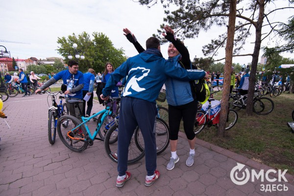 Тысячи омичей проехали по центру города на великах Тысячи омичей проехали по центру города на великах