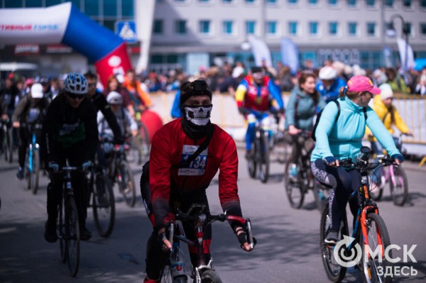 Тысячи омичей проехали по центру города на великах Тысячи омичей проехали по центру города на великах