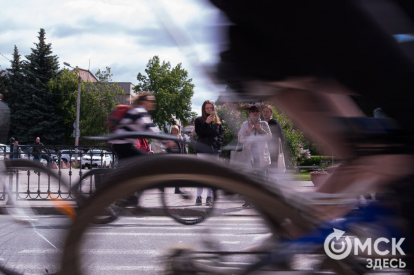 Тысячи омичей проехали по центру города на великах Тысячи омичей проехали по центру города на великах