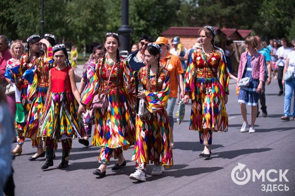 В центре Омска прошёл Парад национальностей