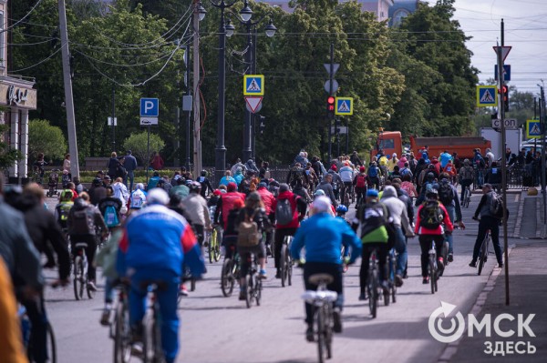 Тысячи омичей проехали по центру города на великах Тысячи омичей проехали по центру города на великах