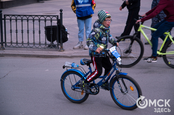 Тысячи омичей проехали по центру города на великах Тысячи омичей проехали по центру города на великах