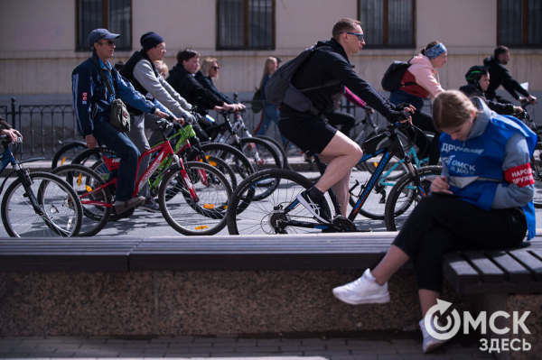 Тысячи омичей проехали по центру города на великах Тысячи омичей проехали по центру города на великах