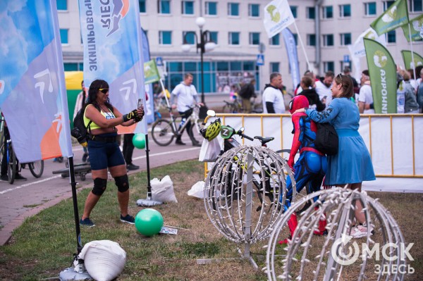 Тысячи омичей проехали по центру города на великах Тысячи омичей проехали по центру города на великах