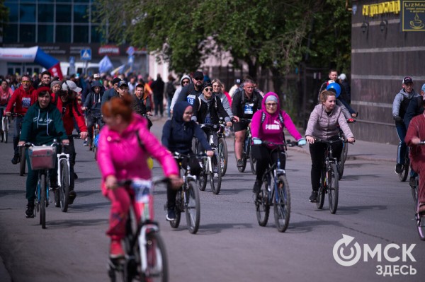 Тысячи омичей проехали по центру города на великах Тысячи омичей проехали по центру города на великах