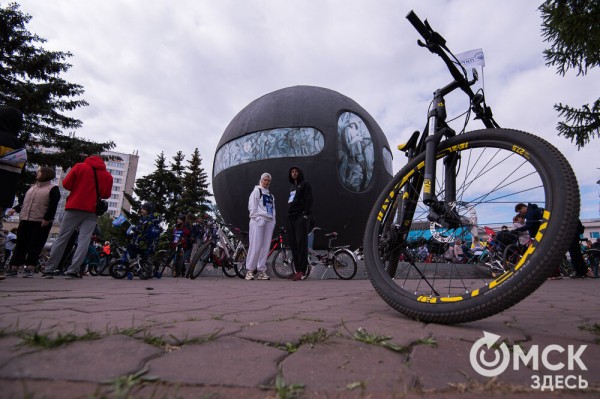 Тысячи омичей проехали по центру города на великах Тысячи омичей проехали по центру города на великах