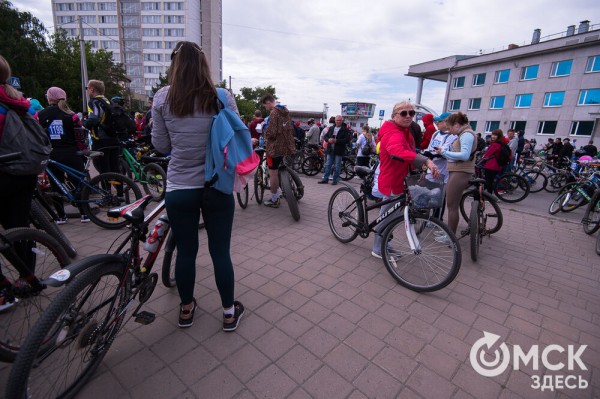 Тысячи омичей проехали по центру города на великах Тысячи омичей проехали по центру города на великах