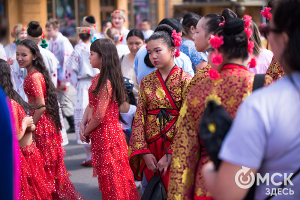 В центре Омска прошёл Парад национальностей