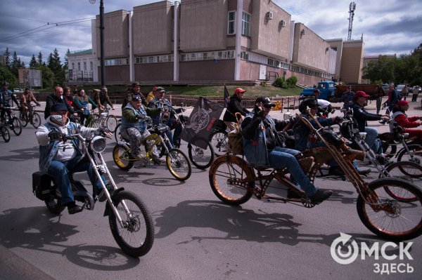 Тысячи омичей проехали по центру города на великах Тысячи омичей проехали по центру города на великах